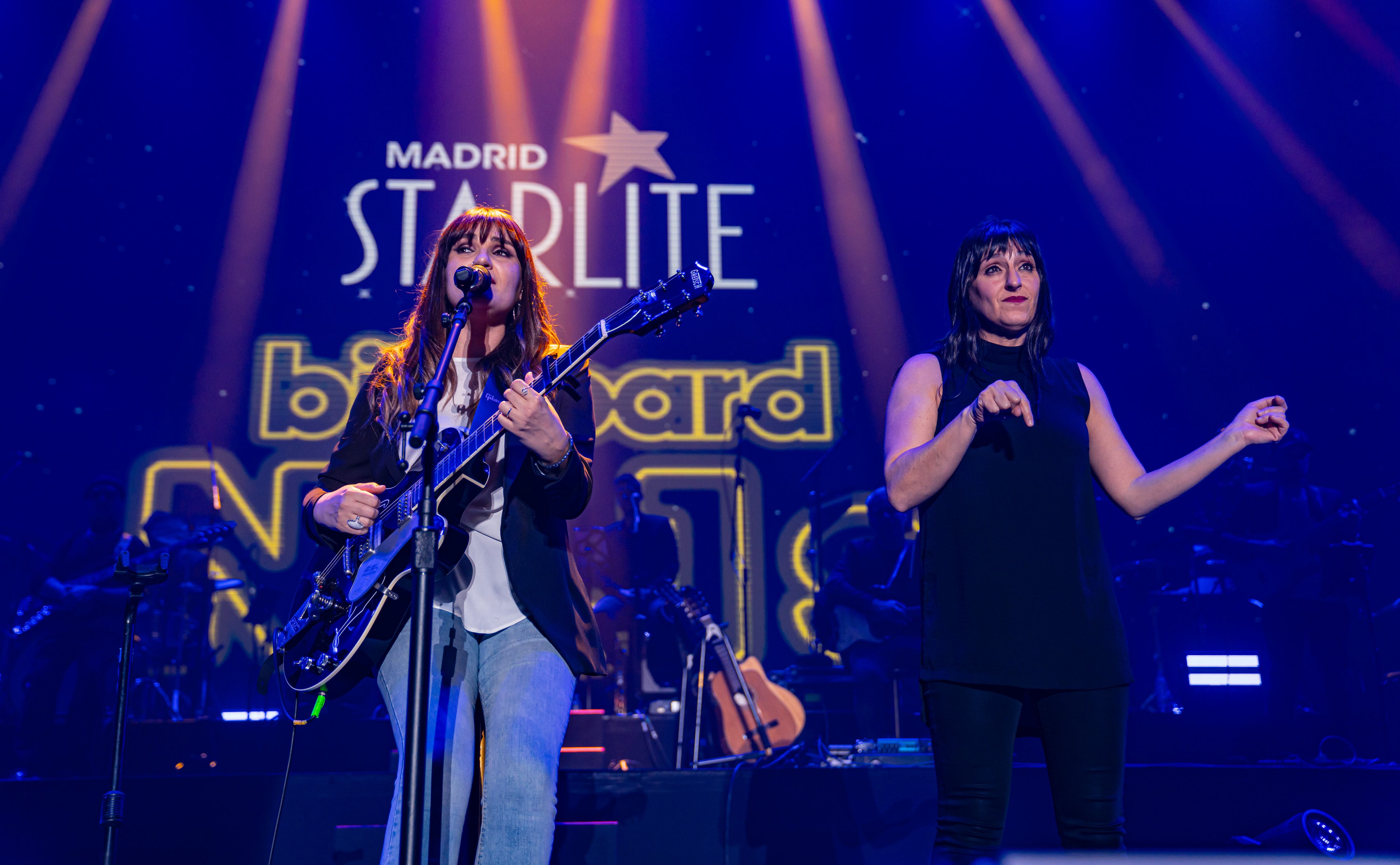 Antes de su larga retirada de los escenarios, Rozalén vio oportuno culminar su año en Starlite Madrid, acompañada como siempre por su intérprete de lengua de signos, Beatriz Romero.