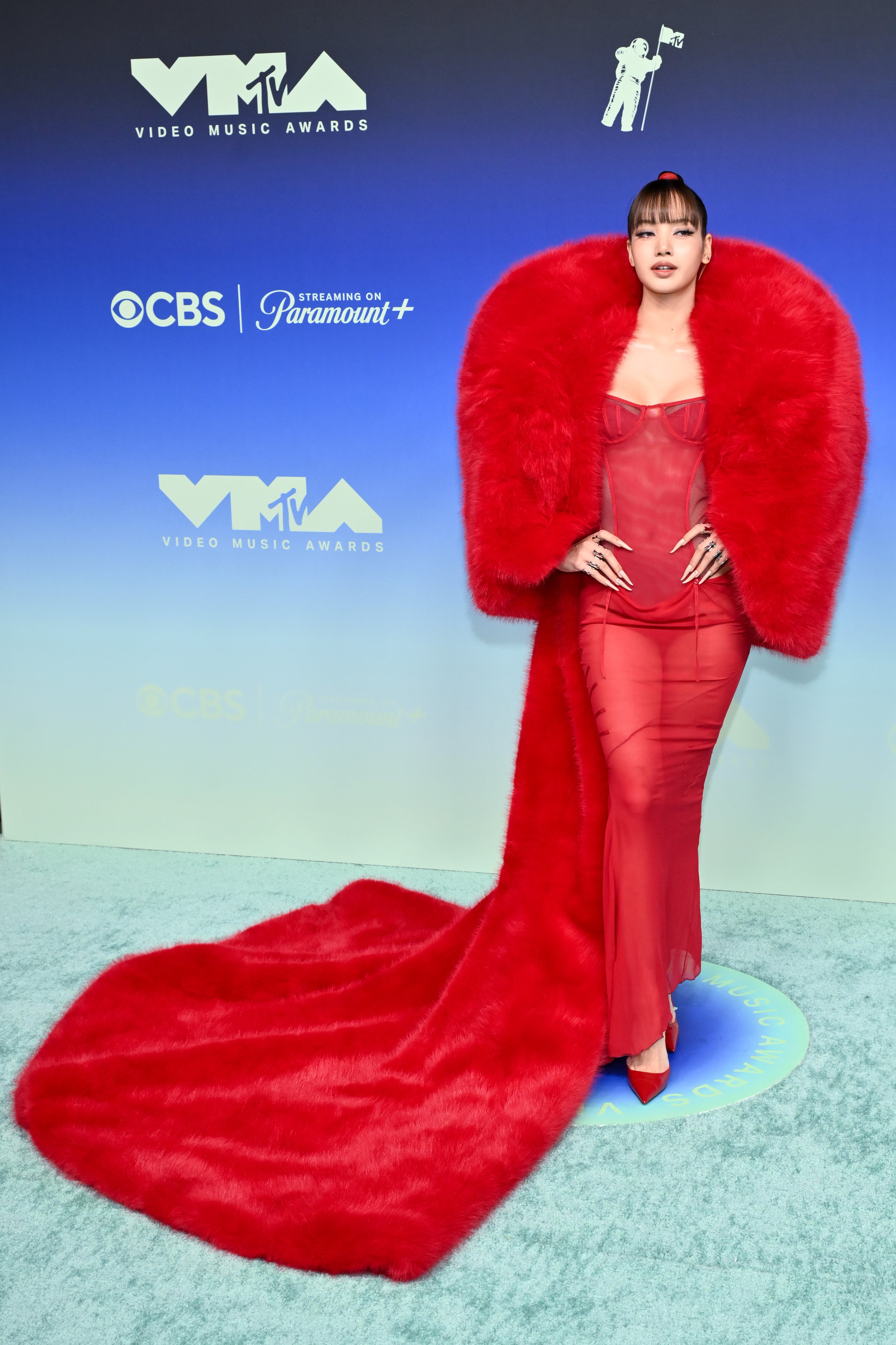Lisa, en la alfombra roja de los MTV VMAs 2026.