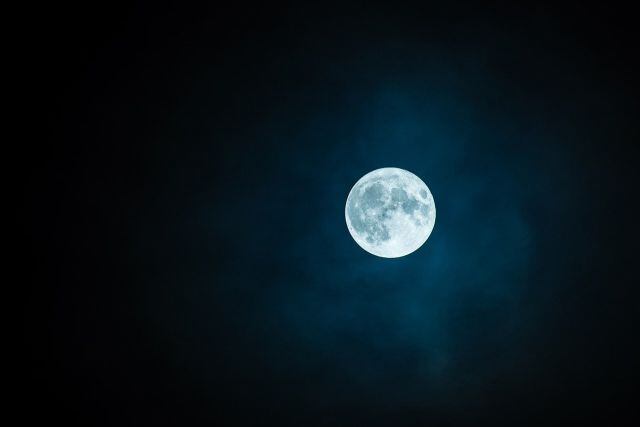 La Luna bañará a los tres planetas con su luz