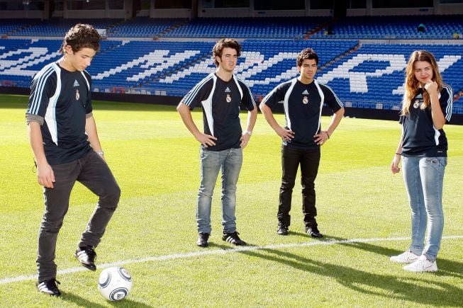 Andrea Guasch con Jonas Brothers en el Santiago Bernabéu en 2009.