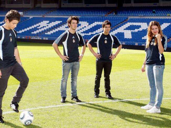 Andrea Guasch con Jonas Brothers en el Santiago Bernabéu en 2009.