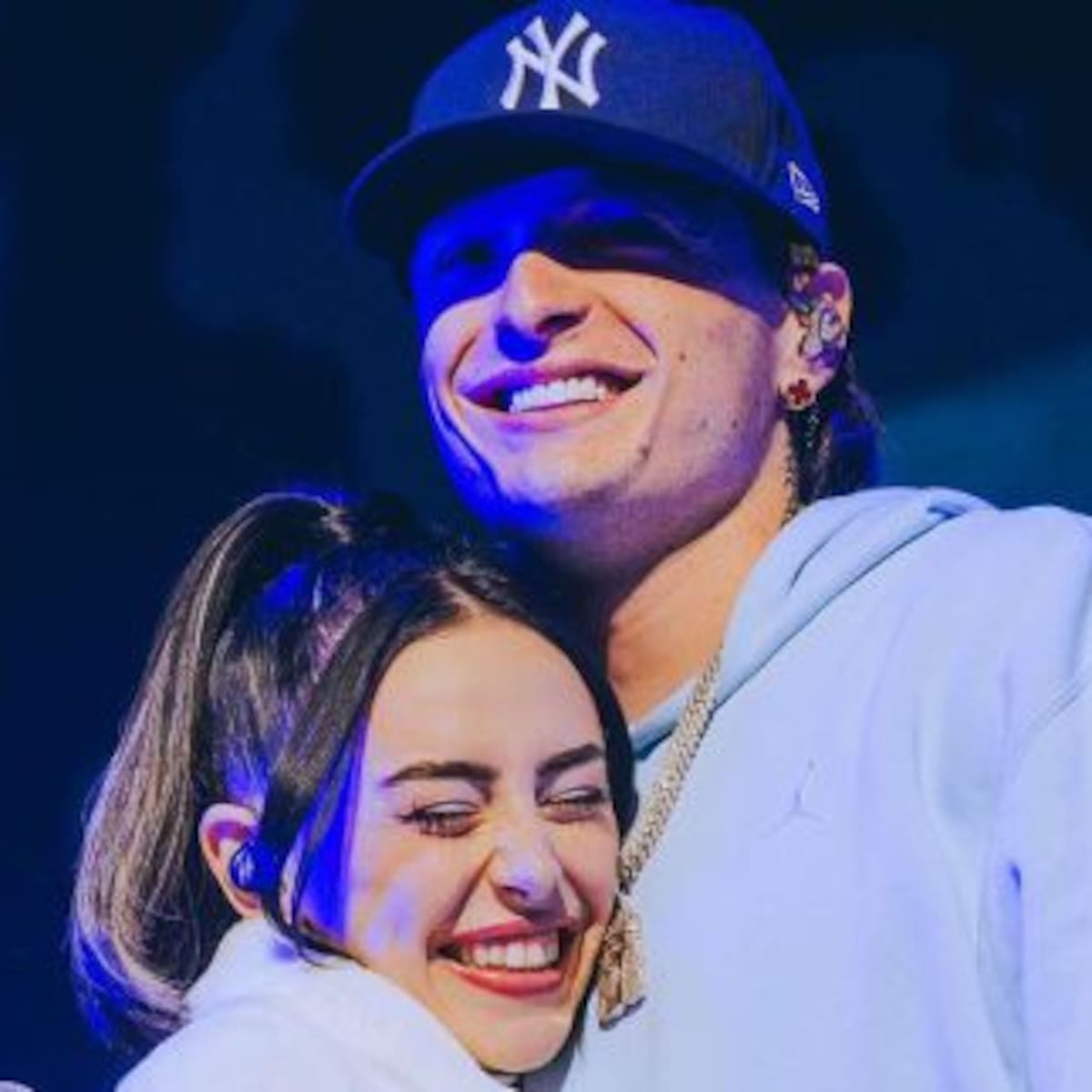 Nicki Nicole demuestra su amor por Peso Pluma en pleno show