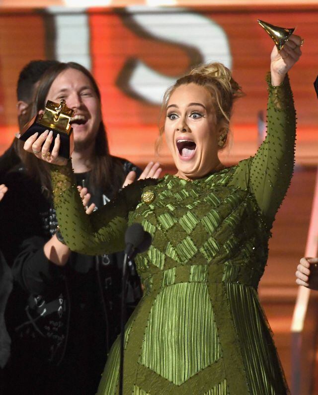 Adele rompió su Grammy para compartirlo con Beyoncé.