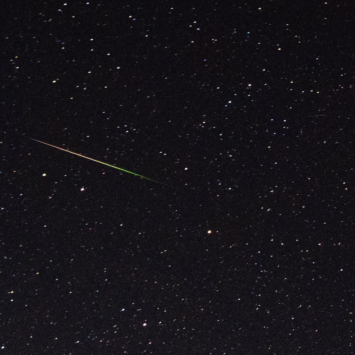 Llega el pico máximo de las dracónidas hoy: a qué hora ver la lluvia de estrellas en España