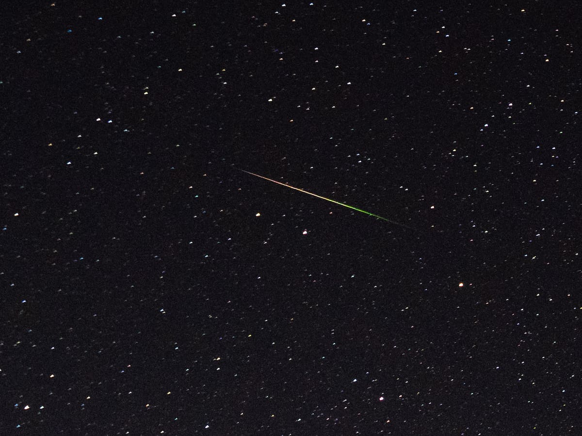 Llega el pico máximo de las dracónidas hoy: a qué hora ver la lluvia de estrellas en España