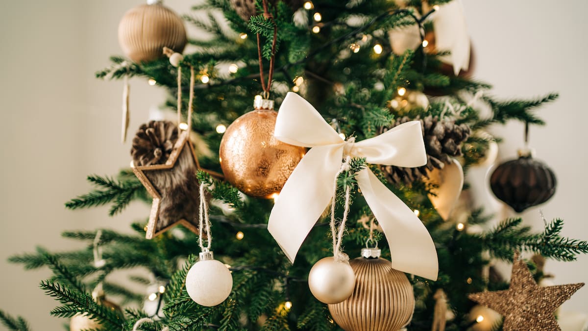 Vuelve el árbol de Navidad de LOS40 Classic: escucha la radio y elige tu bola con regalo