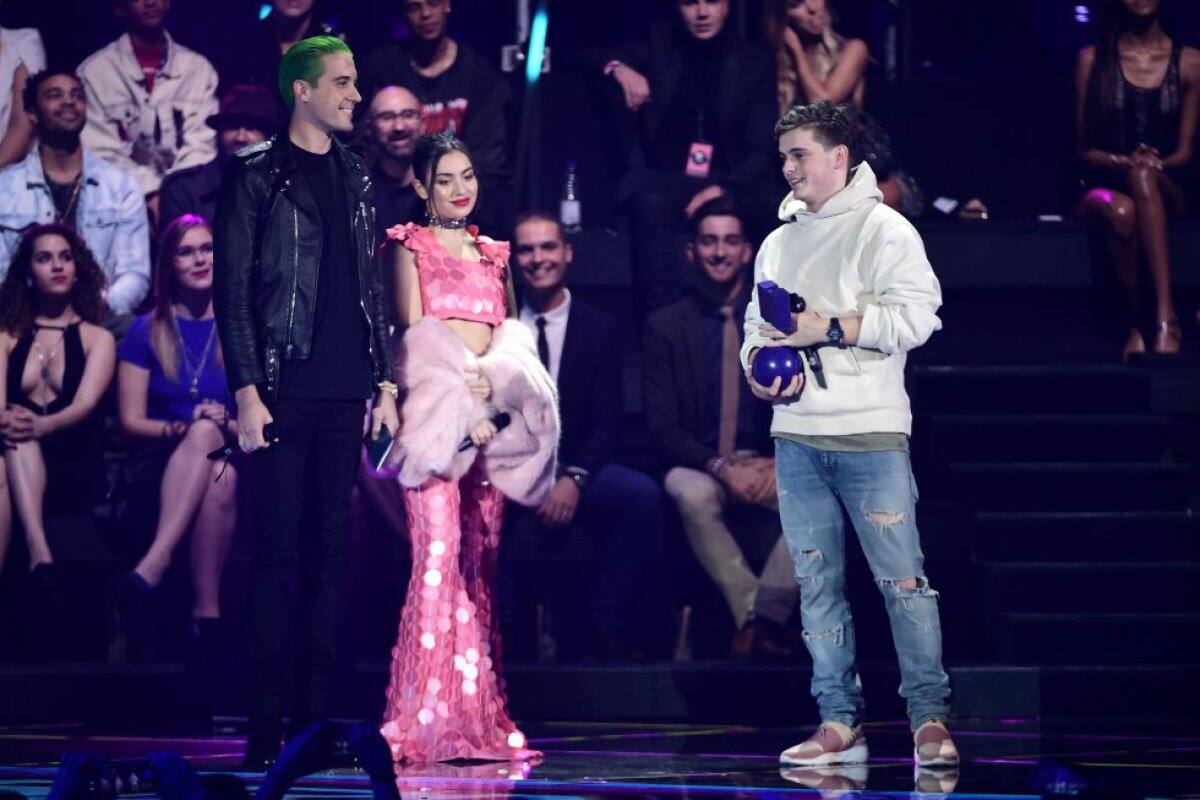 Martin Garrix reicibió un premio de manos de Charlie XCX y G-Eazy