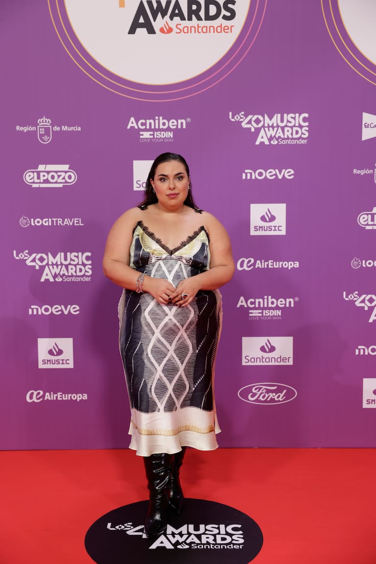 La actriz Blanca Martínez Rodrigo en LOS40 Music Awards Santander 2025 con un vestido estampado lencero.