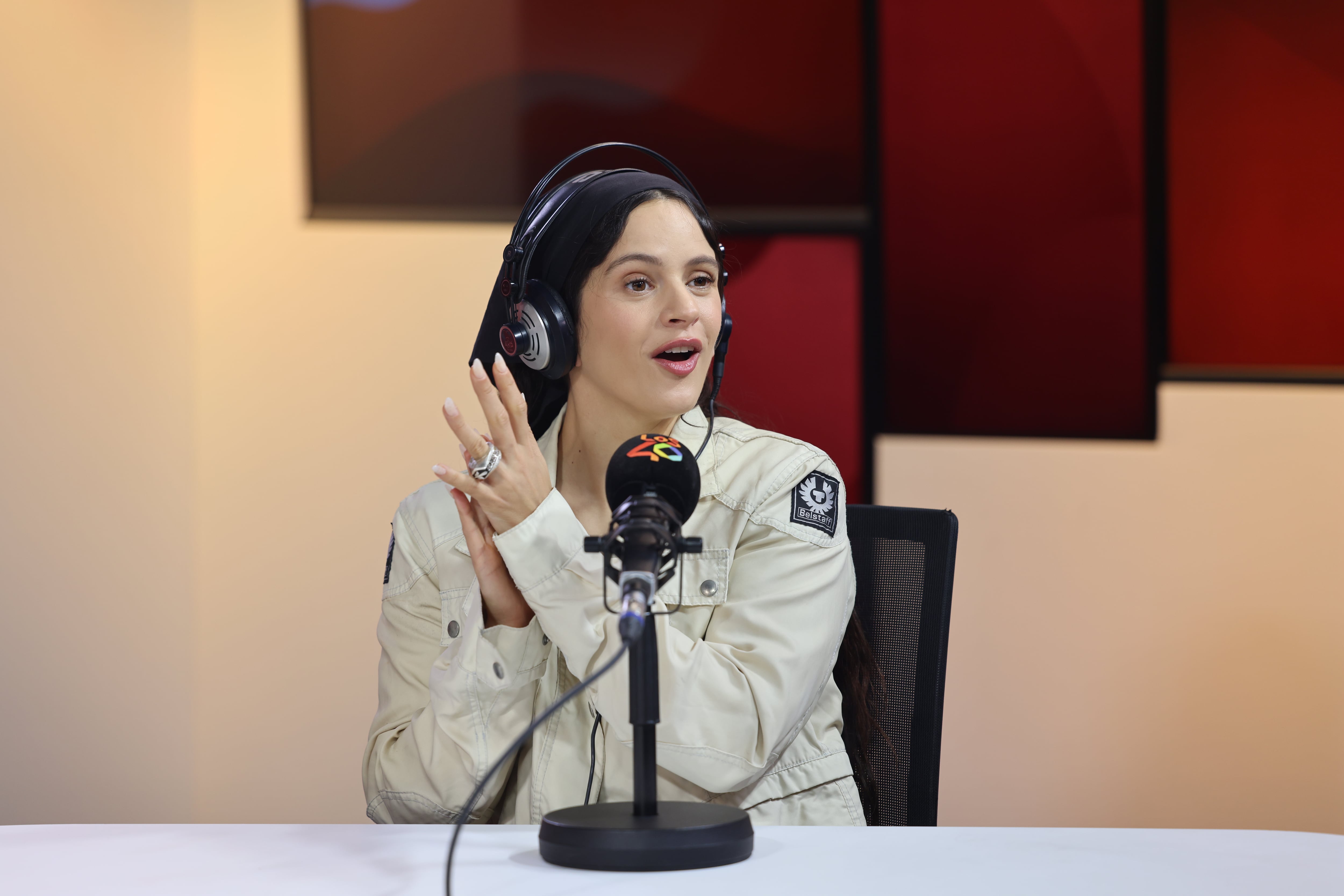 Rosalía desayuna con el equipo de Anda Ya