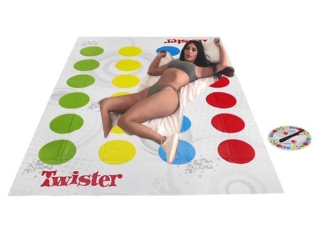 Kim &quot;jugando al Twister&quot;