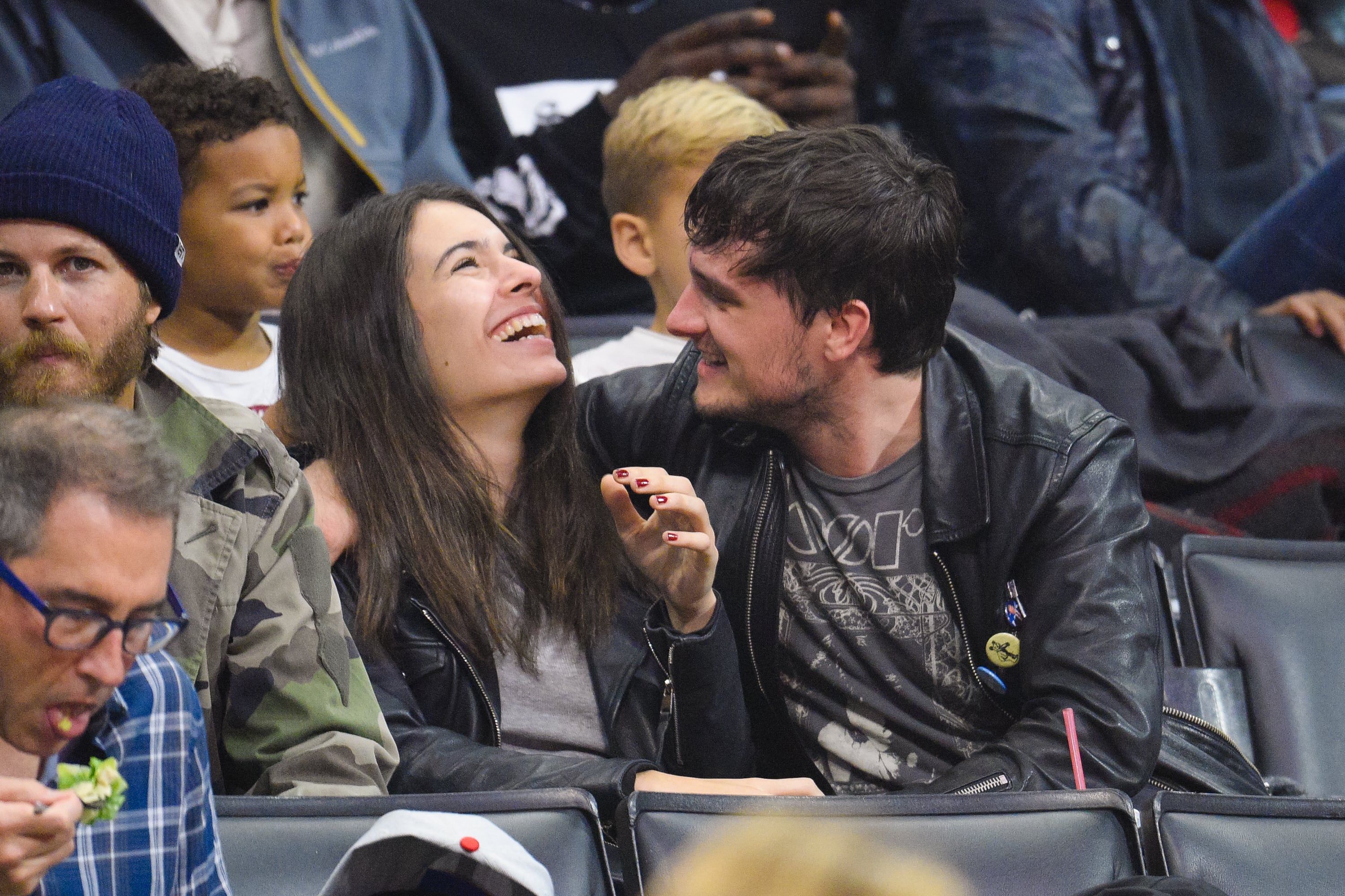 Claudia Traisac y Josh Hutcherson en un partido de baloncesto entre los Toronto Raptors y los Los Angeles Clippers en el Staples Center en 2016 en Los Ángeles, California.