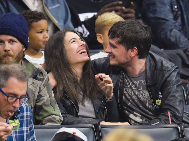 Claudia Traisac y Josh Hutcherson en un partido de baloncesto entre los Toronto Raptors y los Los Angeles Clippers en el Staples Center en 2016 en Los Ángeles, California.