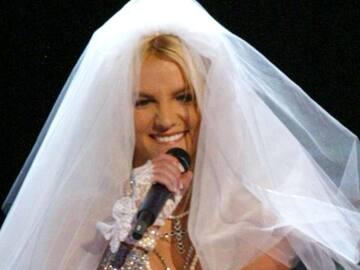 Britney Spears da el “sí quiero” sin sus hijos y con drama a las puertas de su casa