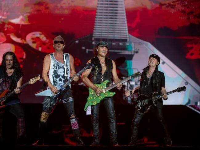 La banda Scorpions tocando en un concierto la guitarra eléctrica.