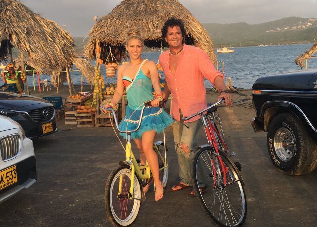 Carlos Vives y Shakira (pies descalzos) apuestan por un medio de transporte no contaminante.
