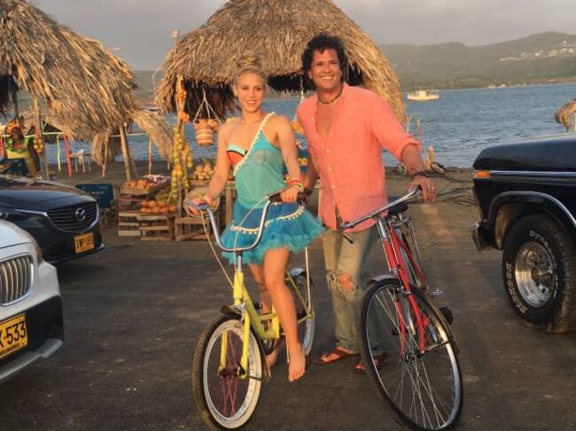 Carlos Vives y Shakira (pies descalzos) apuestan por un medio de transporte no contaminante.