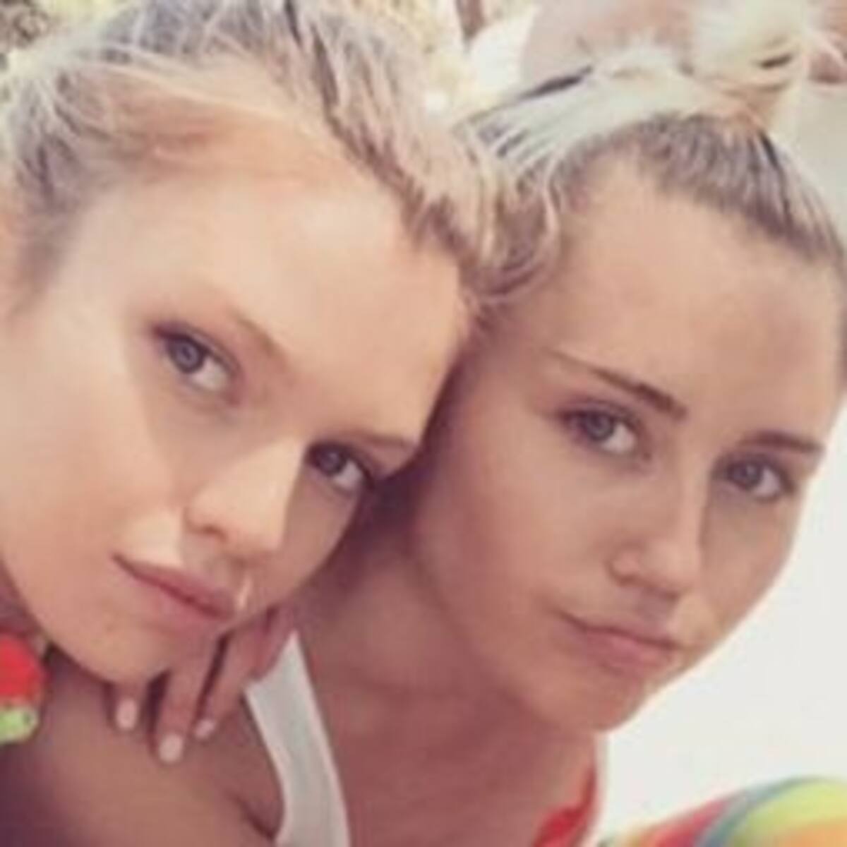 Miley Cyrus de paseo con su novia... y con dinosaurios!