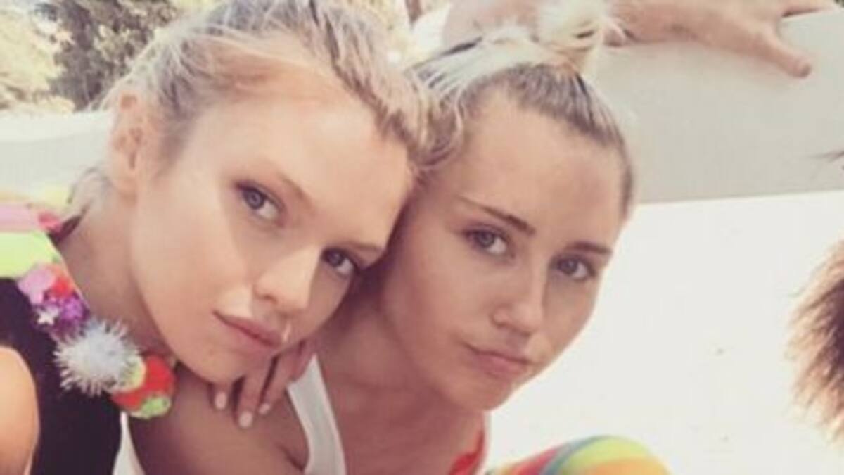 Miley Cyrus de paseo con su novia... y con dinosaurios!