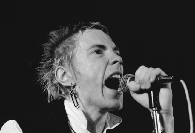 Johnny Rotten, vocalista de Sex Pistols, en concierto