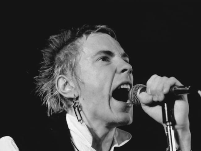 Johnny Rotten, vocalista de Sex Pistols, en concierto