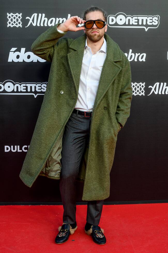 Los abrigos suelen dejarse fuera de la alfombra, pero Valmaseda decidió dejárselo puesto.