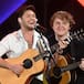 Niall Horan y Lewis Capaldi sorprenden cantando junto a un músico callejero en Dublín
