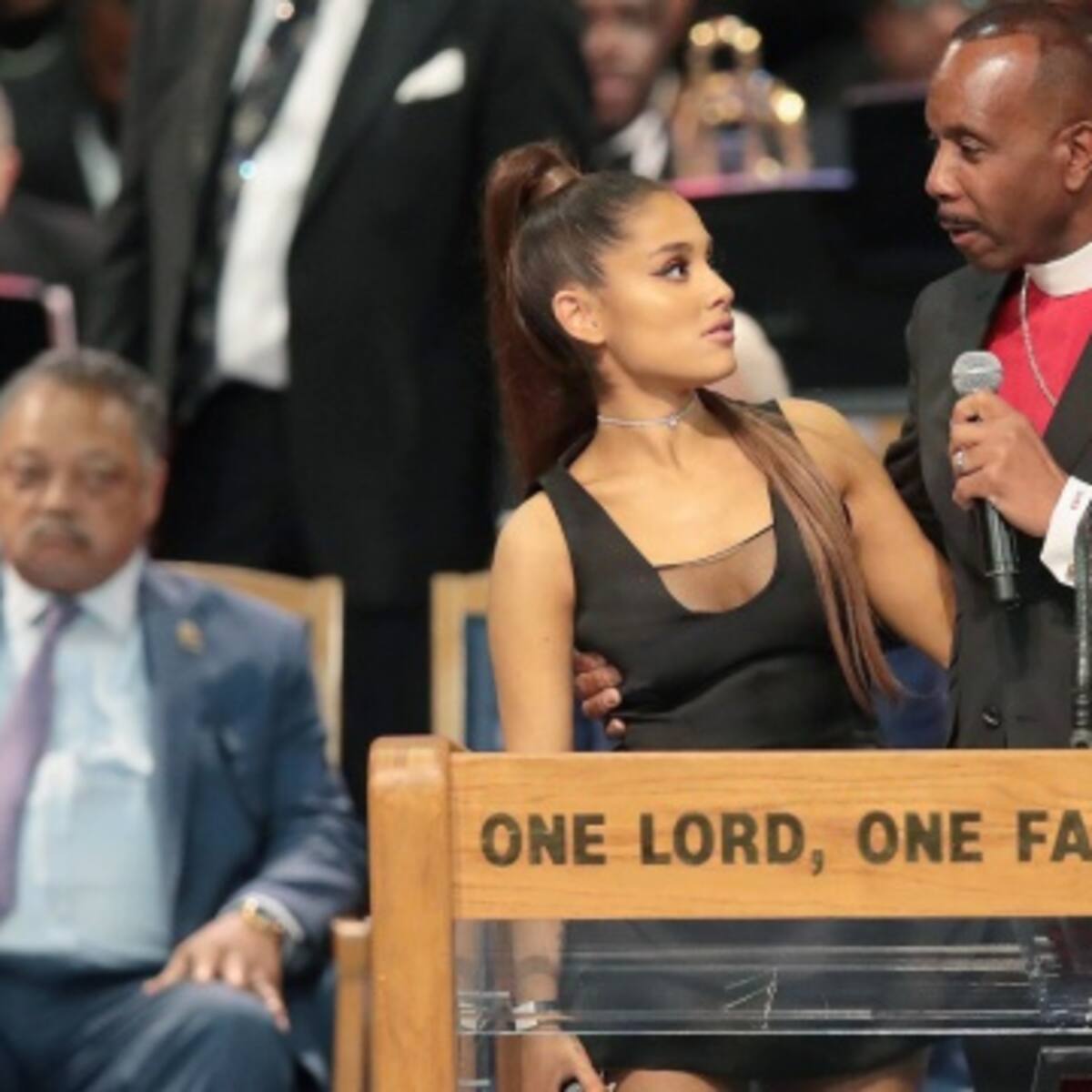 Obispo que acosó a Ariana Grande en funeral de Aretha Franklin se disculpa