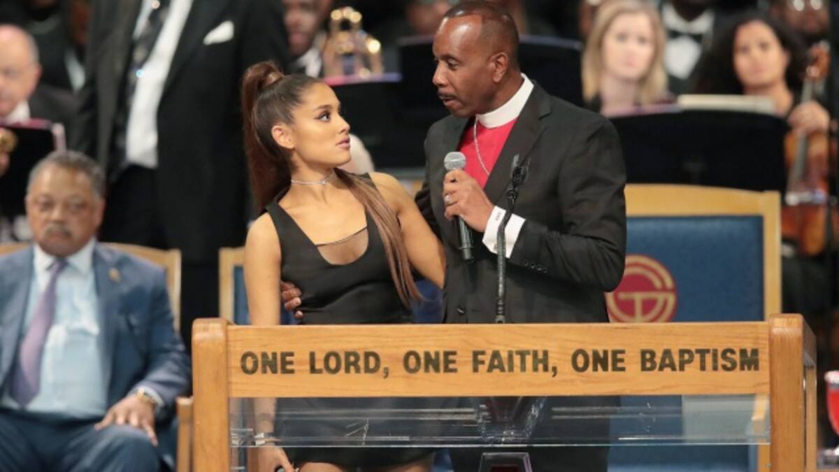 Obispo que acosó a Ariana Grande en funeral de Aretha Franklin se disculpa
