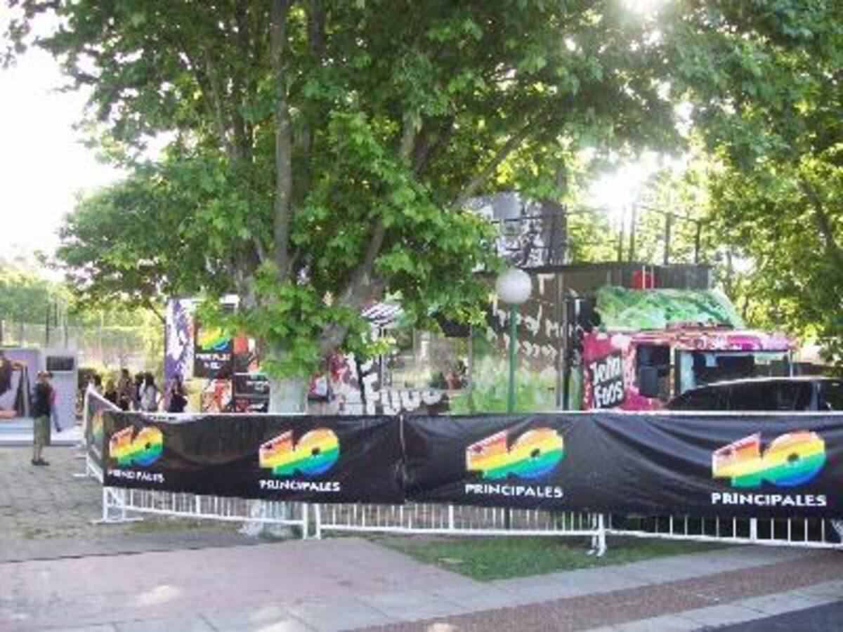 Camión 40 Principales y John Foos en el show The Black Eyed Peas