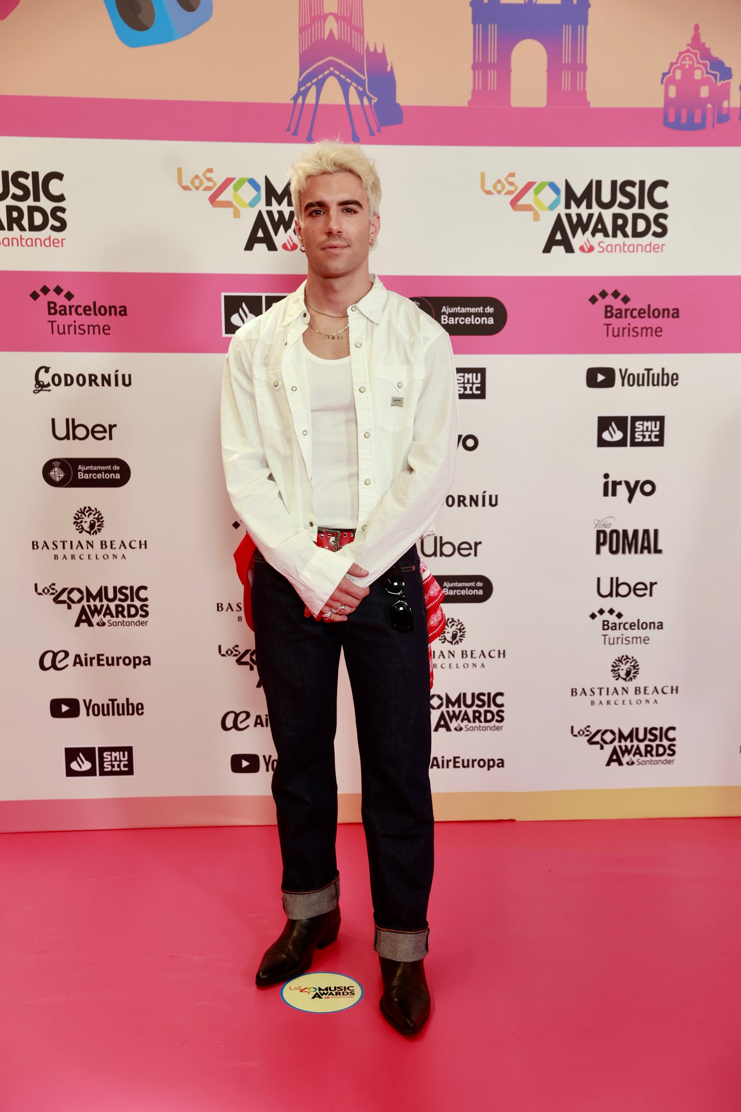 Álvaro de Luna ha decido estrenar nuevo look, con este platino tan impresionante, en el photocall de la cena.