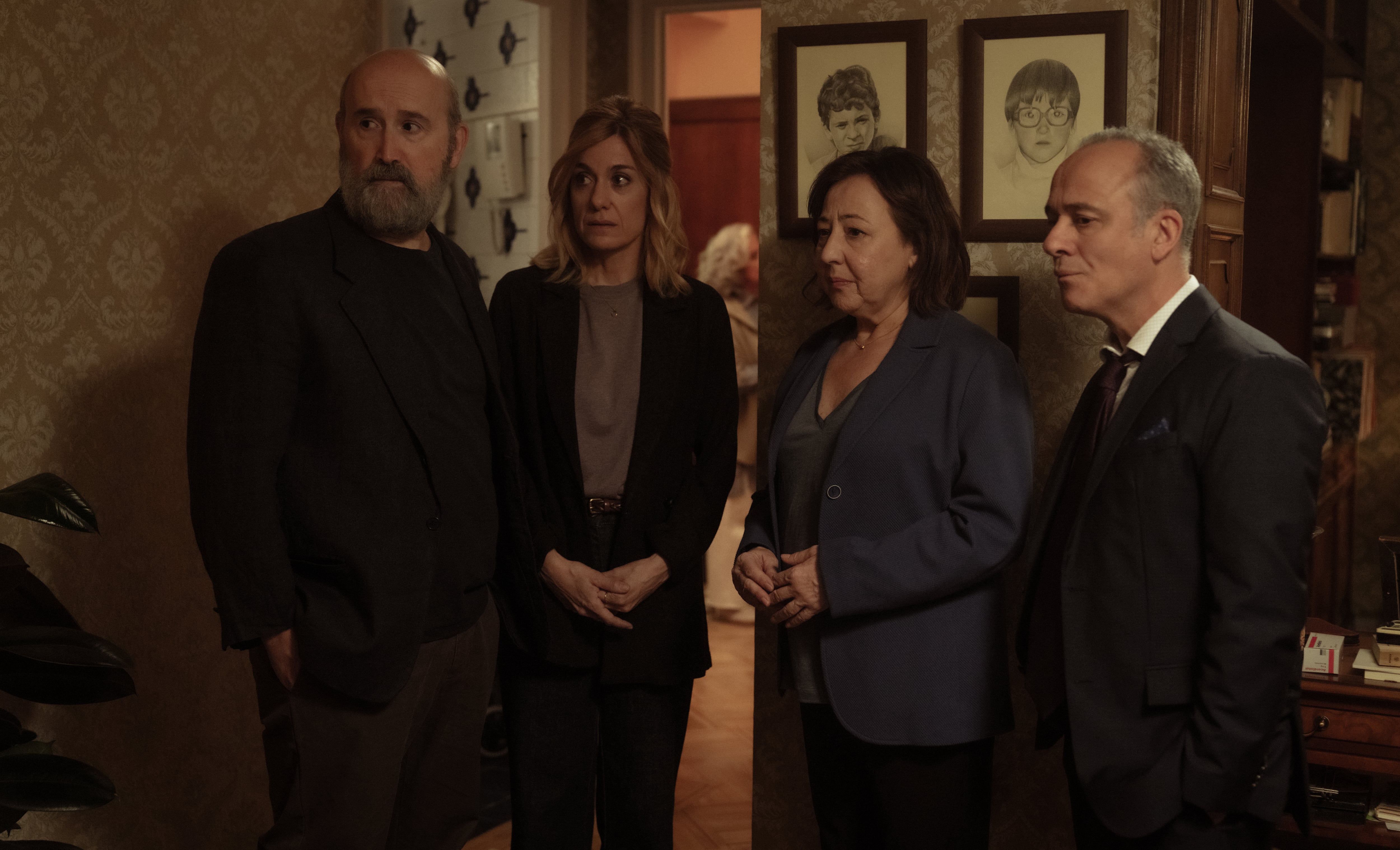 Javier Cámara como Julián, Alexandra Jiménez como Carol, Carmen Machi como Natalia y Javier Gutiérrez como Víctor en '53 Domingos'. / Manolo Pavón/Netflix © 2025