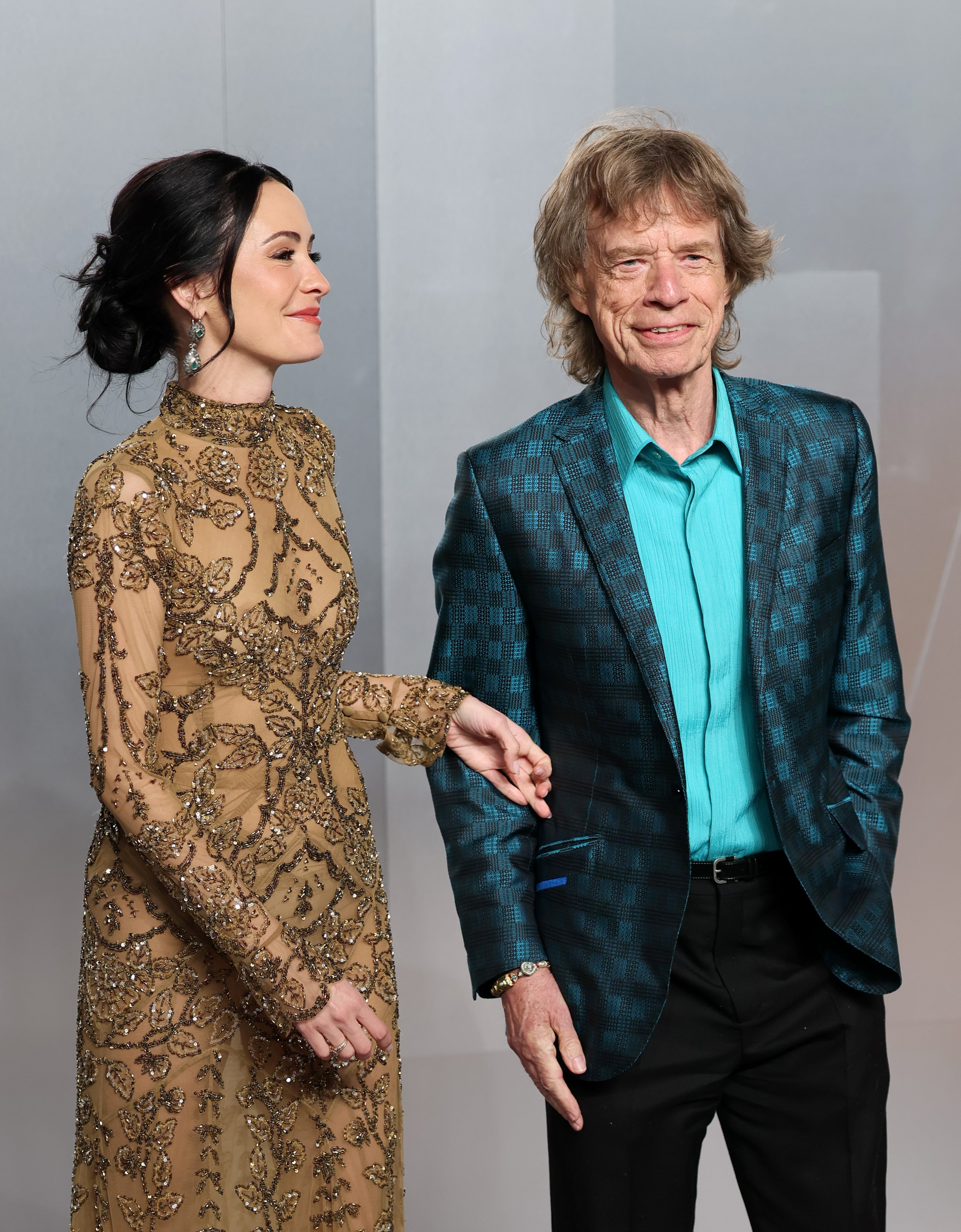 A sus 82 años, Mick Jagger sigue siendo el rey de la fiesta. En esta ocasión apostó por el verde turquesa. Acudió con su prometida de 38 años que lució un vestido con pedrería que dejaba poca piel a la vista.