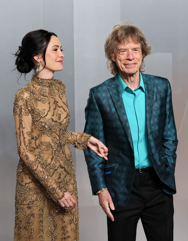 A sus 82 años, Mick Jagger sigue siendo el rey de la fiesta. En esta ocasión apostó por el verde turquesa. Acudió con su prometida de 38 años que lució un vestido con pedrería que dejaba poca piel a la vista.