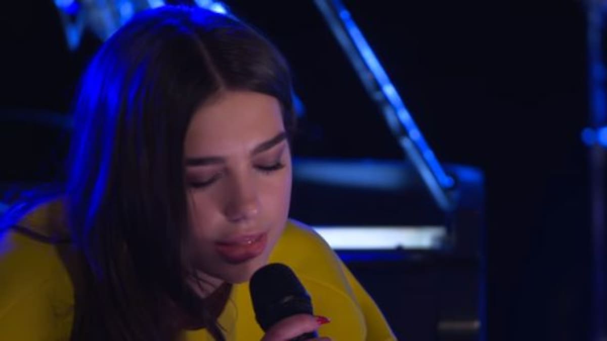 Dua Lipa hizo una nueva versión de un tema de Arctic Monkeys