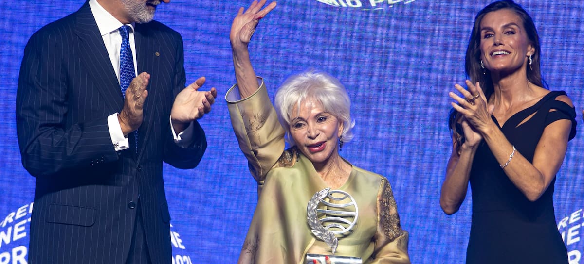 BARCELONA, CATALUÑA, ESPAÑA - 15 DE OCTUBRE: La escritora Isabel Allende (2.ª por la izquierda) recibe el 75.º Premio Planeta por «La hora antes del alba» el 15 de octubre de 2026 en Barcelona, Cataluña, España. El Premio Planeta de Novela celebra su 75.º aniversario en 2026, consolidándose como uno de los galardones literarios más prestigiosos del mundo: 1.000.000 de euros para el ganador y 200.000 euros para el segundo clasificado. (Foto de Lorena Sopena/Europa Press vía Getty Images)