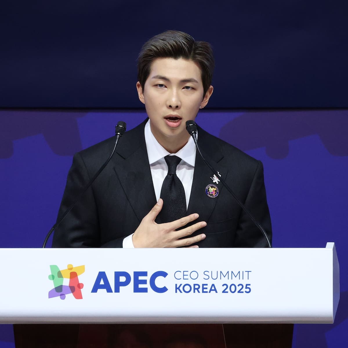 El ARMY apoya a RM de BTS tras ser suspendido indefinidamente de la lista de modelos masculinos a seguir de The Pixel Project