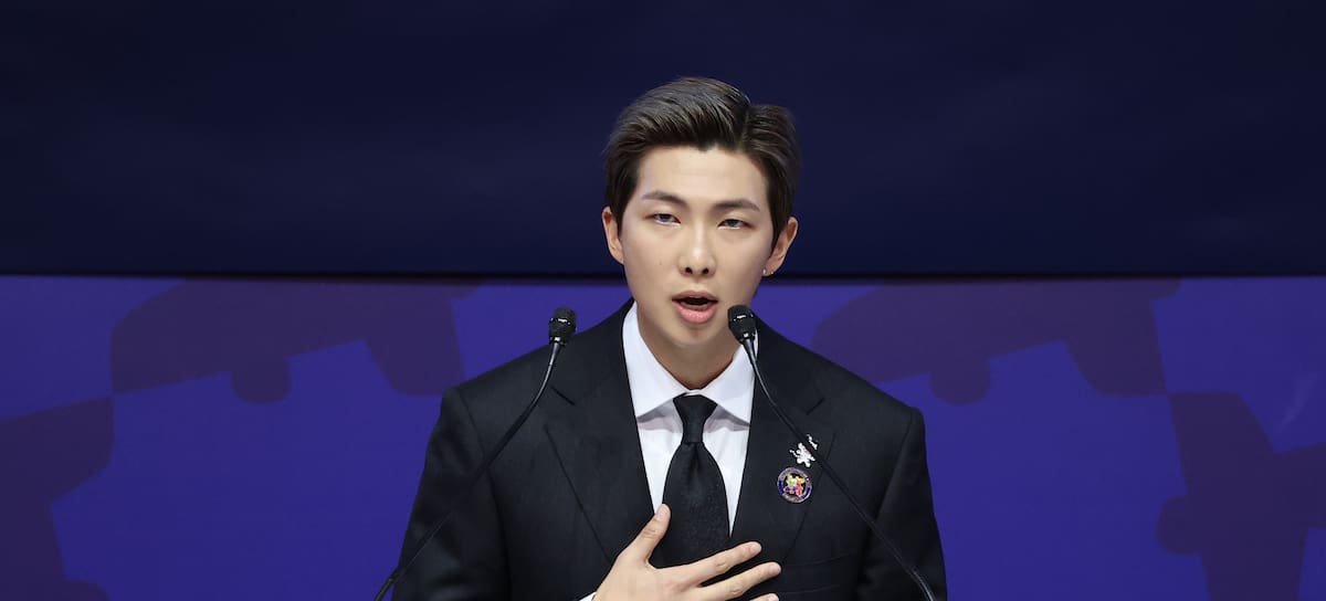 RM de BTS, habla durante el Asia-Pacific Economic Cooperation (APEC) CEO summit 2025.