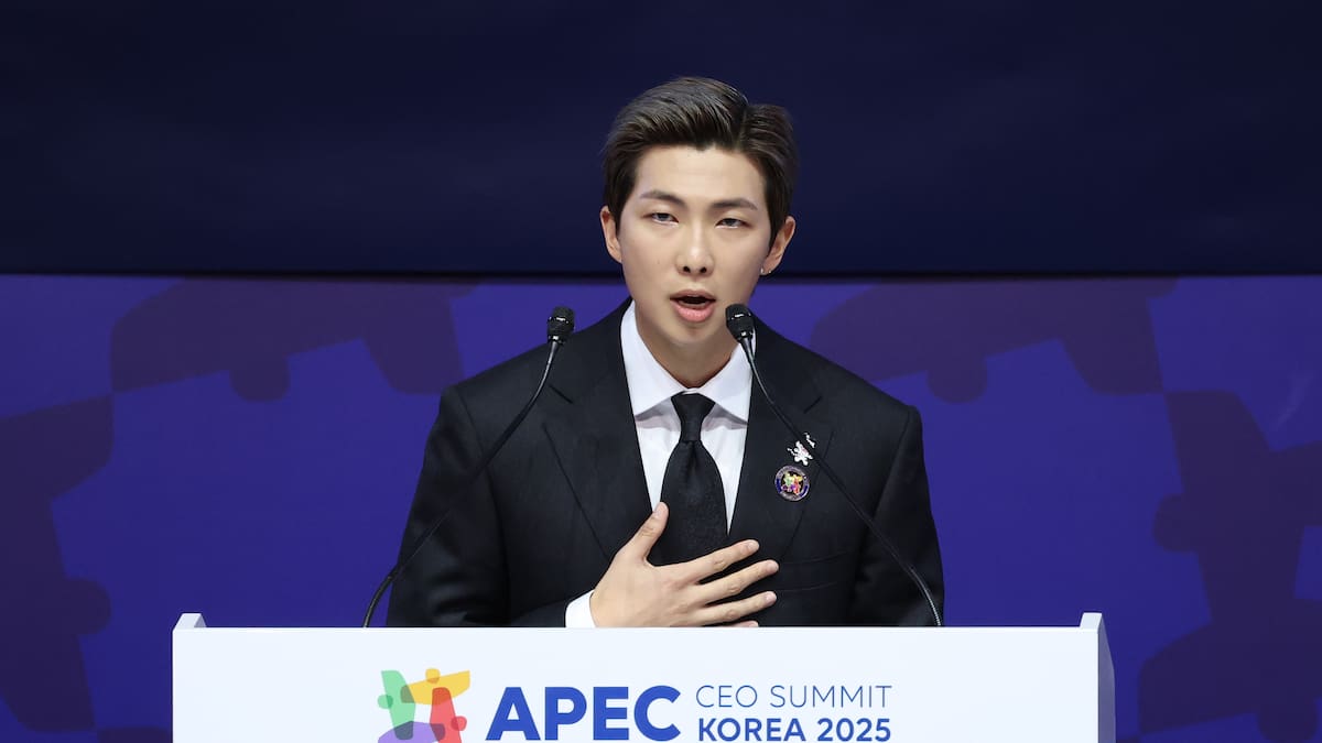 El ARMY apoya a RM de BTS tras ser suspendido indefinidamente de la lista de modelos masculinos a seguir de The Pixel Project