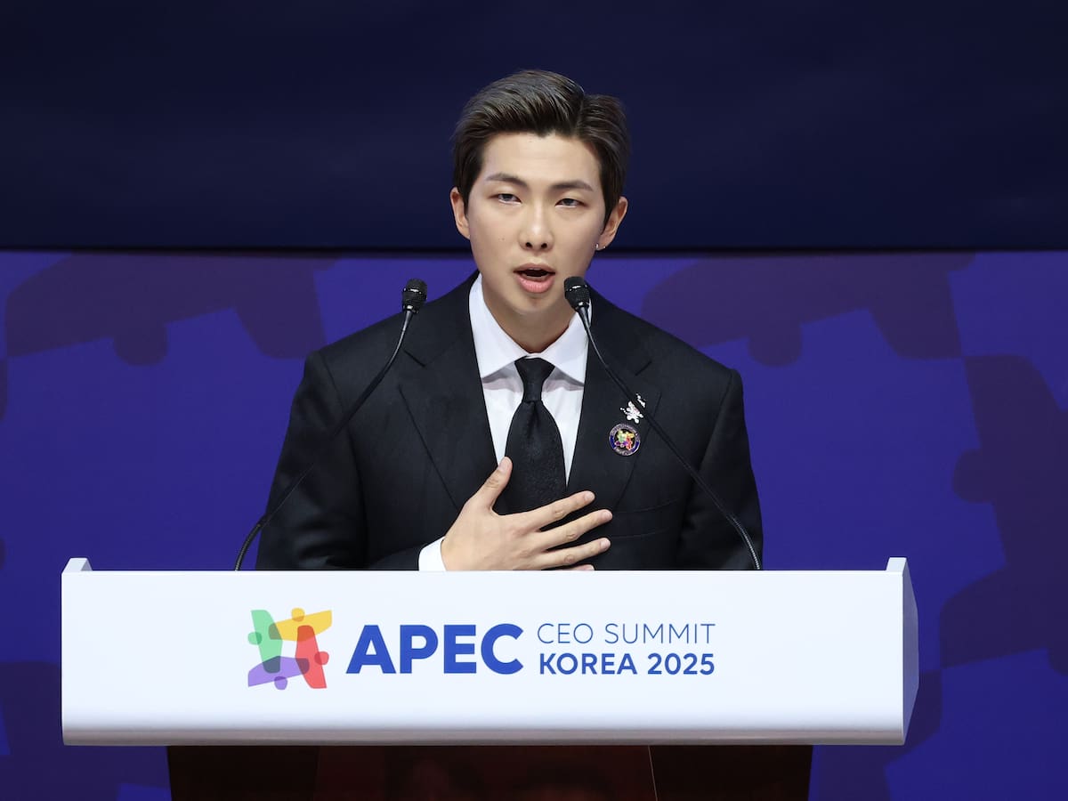 El ARMY apoya a RM de BTS tras ser suspendido indefinidamente de la lista de modelos masculinos a seguir de The Pixel Project