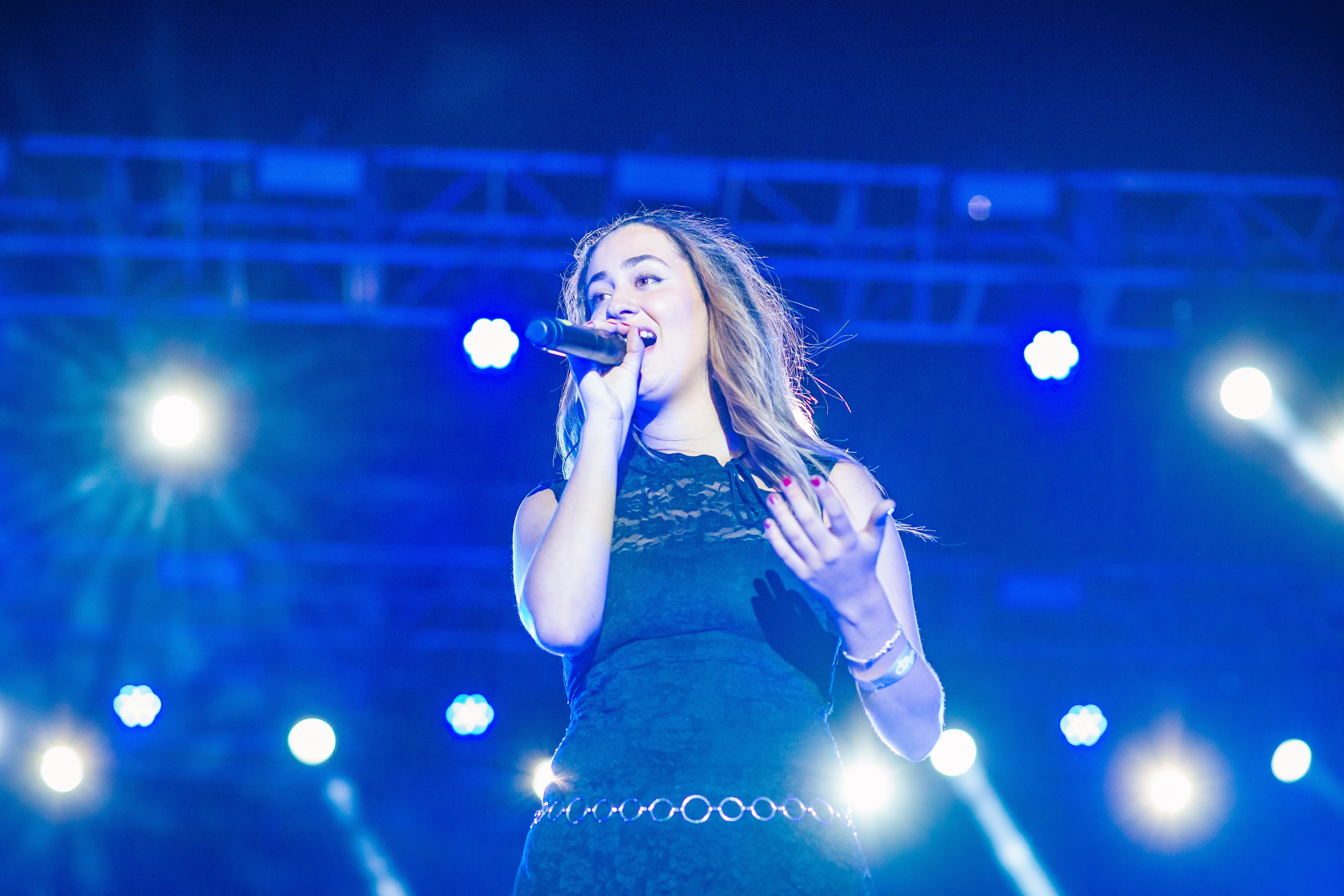 Lu Decker desató una oleada de flashes durante su cover de 'Someone you loved'