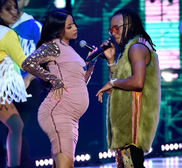 Cardi B y Ozuna sobre el escenario de los Billboard Latin Music Awards 2018.