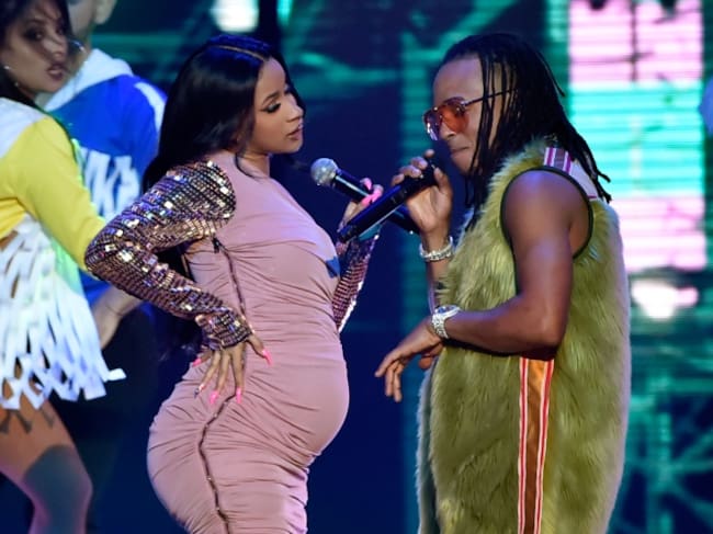 Cardi B y Ozuna sobre el escenario de los Billboard Latin Music Awards 2018.