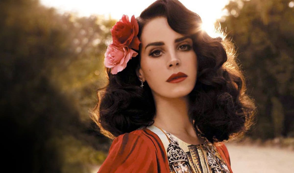 Ya en 2013, Lana Del Rey sumaba y seguía al hacerse con el Brit Award como Mejor artista solista femenina internacional por encima de la favorita ese año, Taylor Swift.