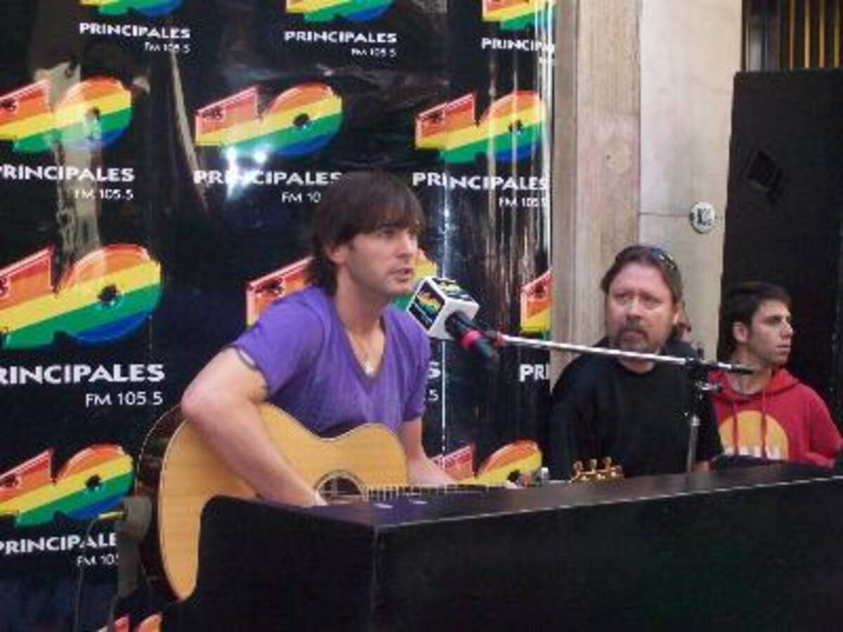 Axel tocando la guitarra