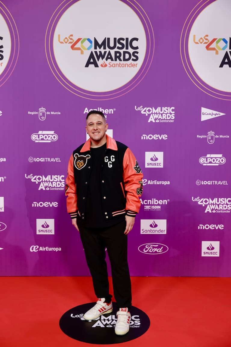 Ramsés López, locutor de LOS40 Urban, posa con una chaqueta al puro estilo fútbol americano en la alfombra de LOS40 Music Awards Santander 2025.