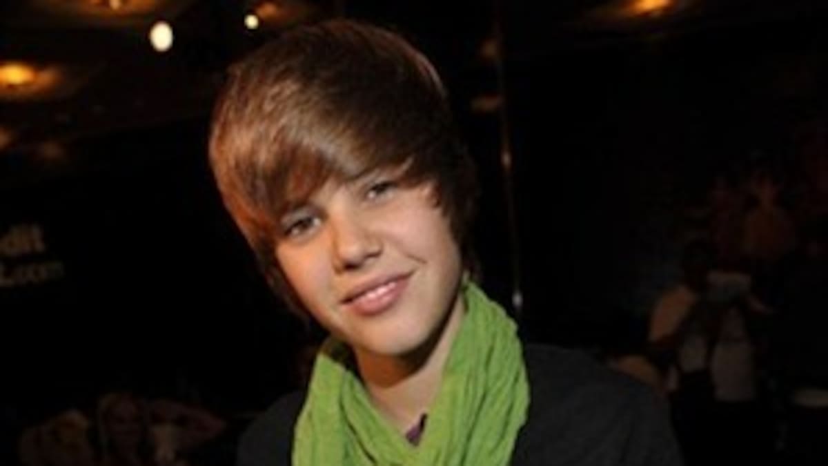 Justin Bieber le pega a un niño