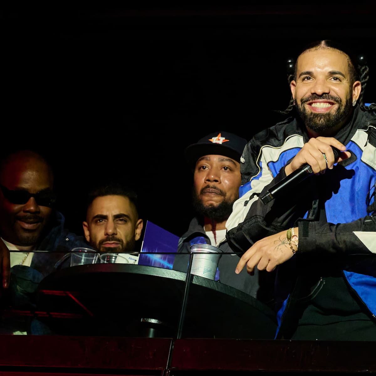 Letra y significado de 'Ahí' la canción de Karol G con la que Drake vuelve a atreverse con el español