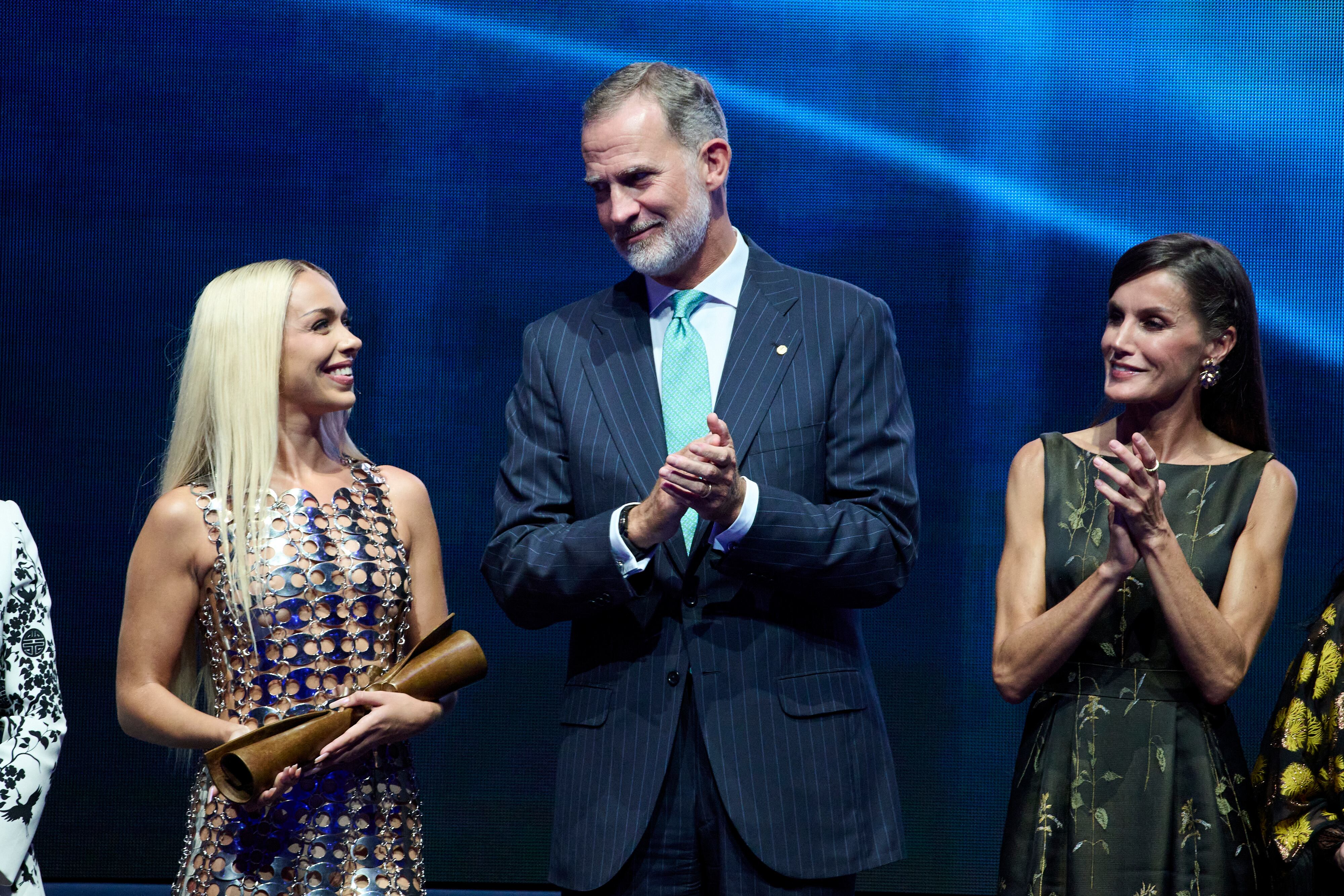 Bad Gyal recibe un premio de manos de los Reyes de España.