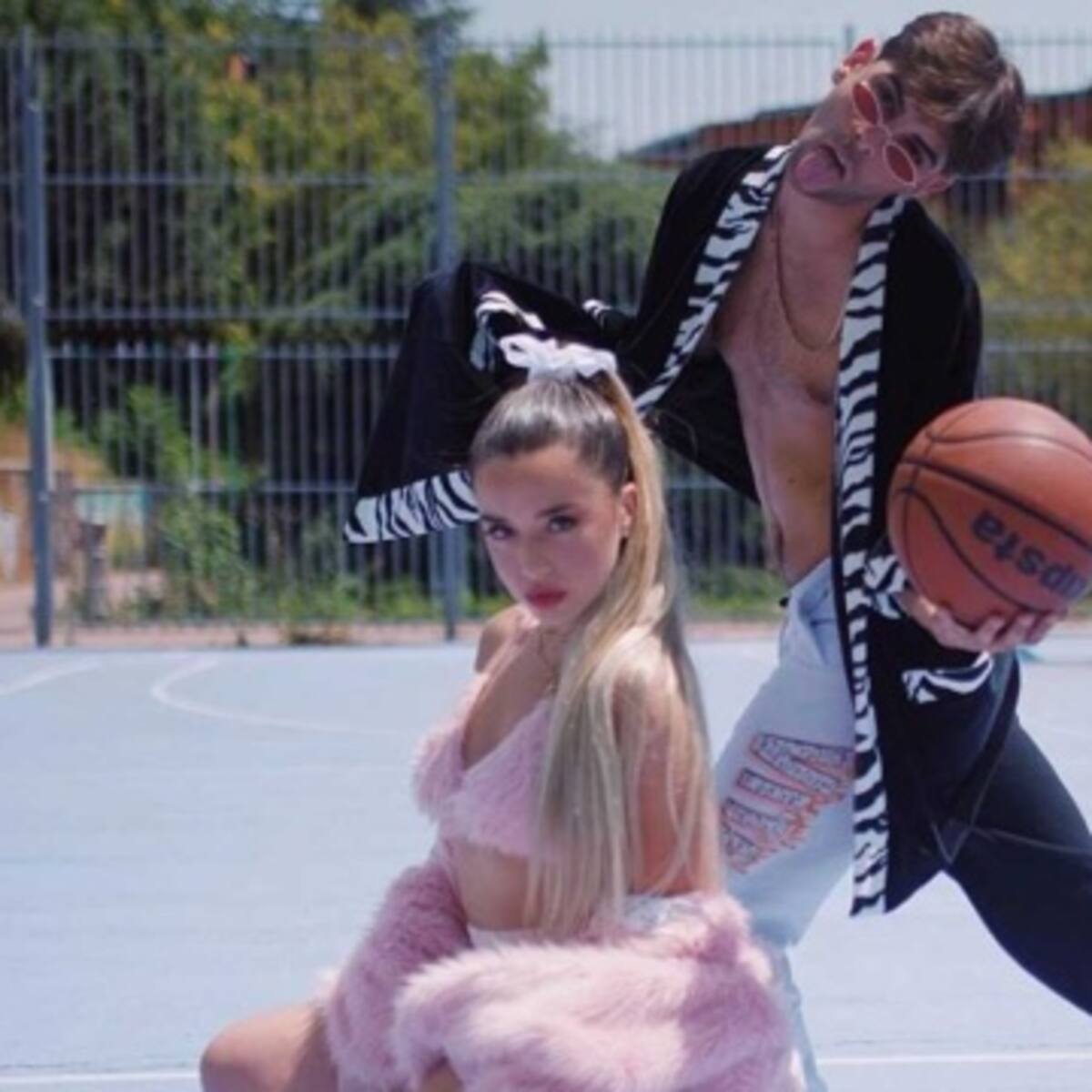 Lola Indigo junto a Don Patricio con "Lola Bunny"