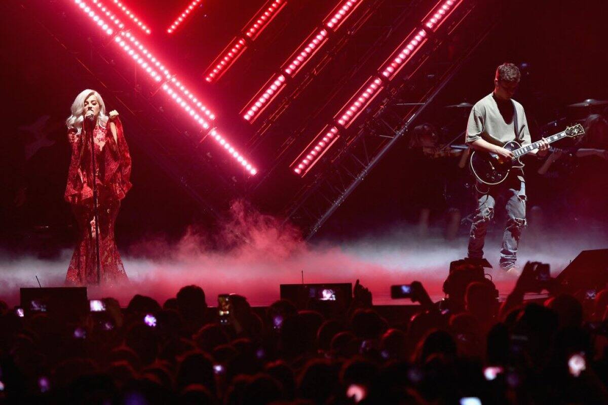 Bebe Rexah no solo condujo, también subió al escenario junto a Martin Garrix